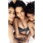 Shibani Dandekar Instagram - sexy pool day with these guys @diva.dhawan @eltonjfernandez 🙌🏽