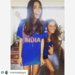 Shibani Dandekar Instagram - #Repost @monicadogra with @repostapp. ・・・ With the queen of cricket herself.... @shibanidandekar .... getting in the game! let's go india! #bleedblue #T20worldcup2016 #teamindia #chasegreatness #NikeIndia