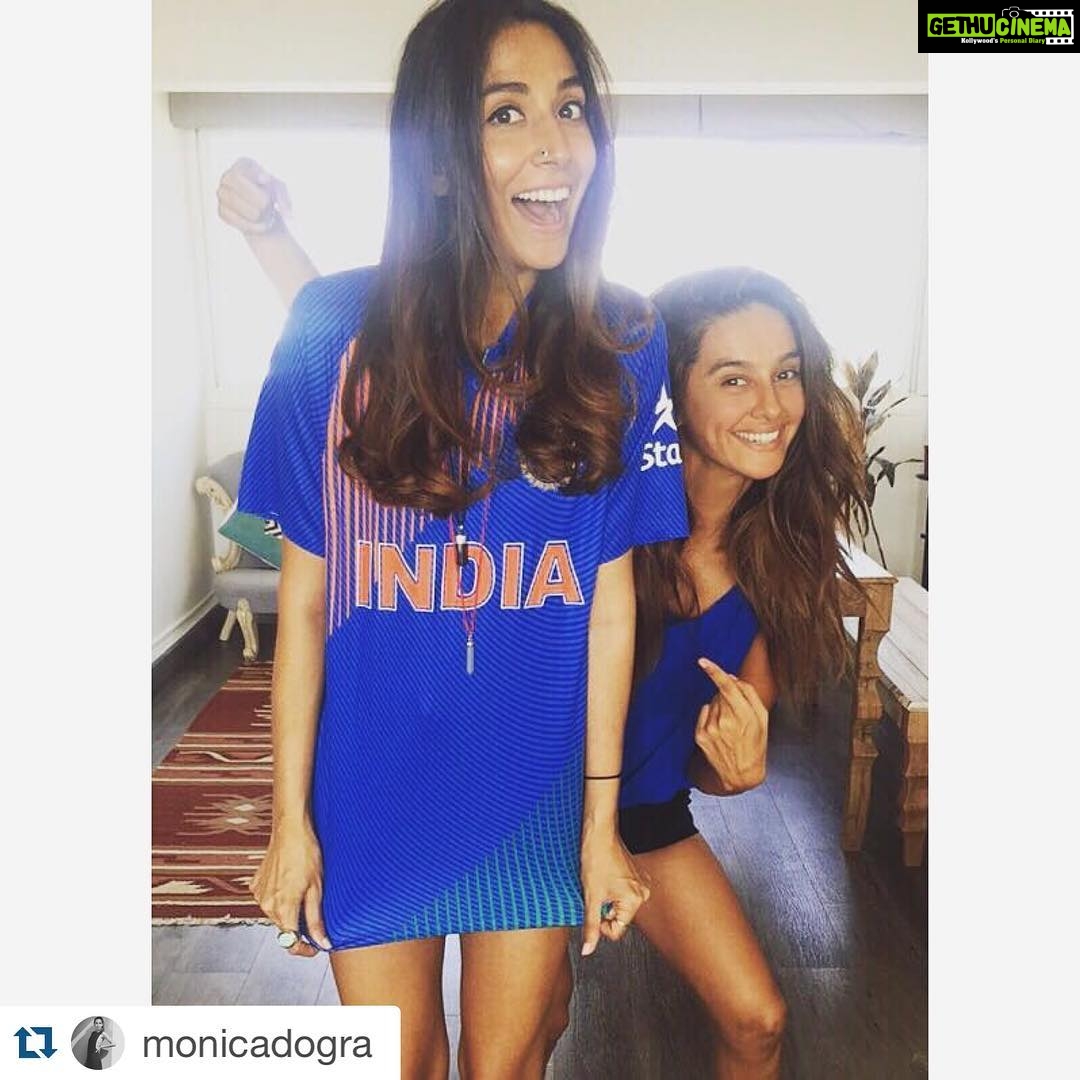 Shibani Dandekar Instagram - #Repost @monicadogra with @repostapp. ・・・ With the queen of cricket herself.... @shibanidandekar .... getting in the game! let's go india! #bleedblue #T20worldcup2016 #teamindia #chasegreatness #NikeIndia