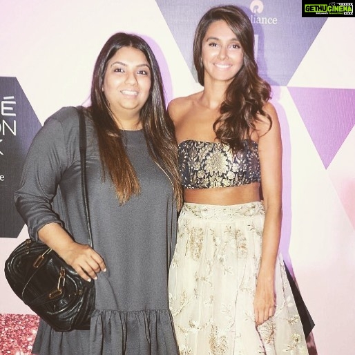 Shibani Dandekar Instagram - #friendslikefamily #morethanadecadeoflove this chick has been my everything from the day we met! my guardian angel! 'PS' I love you @payalsinghal can't wait to see your show April 1st @lakmefashionwk β€οΈππ½