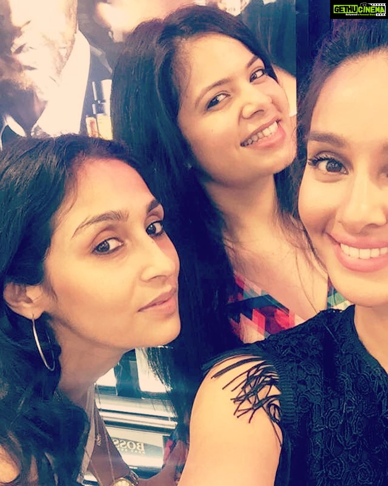 Shibani Dandekar Instagram - another day another hustle! let's get it done ππ½ βπΎοΈ@rachnac27 @nehalikotian #livetowork #lovemyjob #thehustleisrealtho #believe #squad @karishmanaina