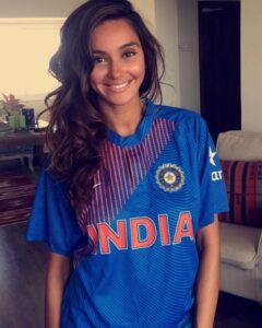 Shibani Dandekar Instagram - Let's go #teamindia YOU GOT THIS! #NikeIndia #chasegreatness 🙌🏽🏏🏆