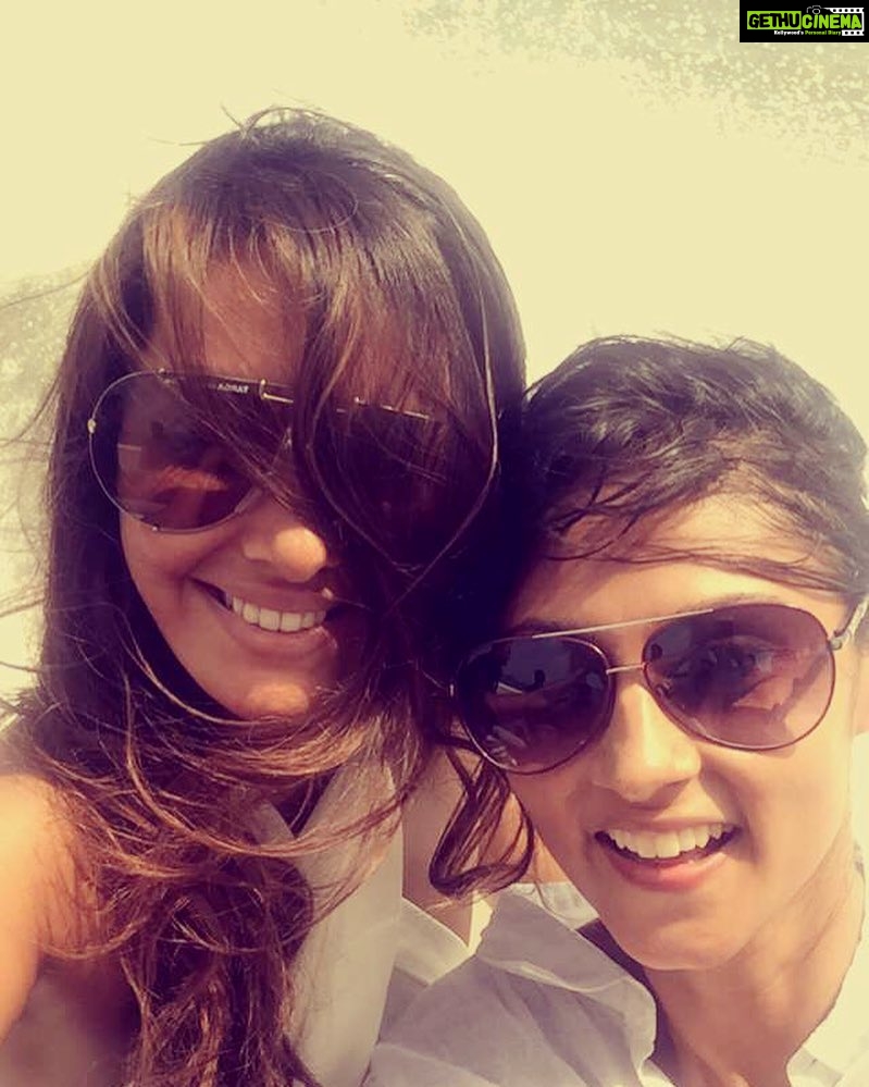 Shibani Dandekar Instagram - bday boat rides with kish @karishmanaina #kishmynini 🙌🏽💋