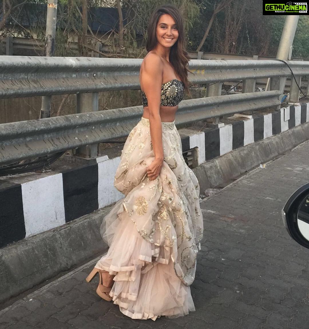 Shibani Dandekar Instagram - Rise and shine! Time to wake up and make those dreams come true! I'm chasing mine in this @payalsinghal beauty! 💋