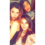 Shibani Dandekar Instagram – #bartender tonight @shalmiaow @iami_artist 🎹🎤🎼