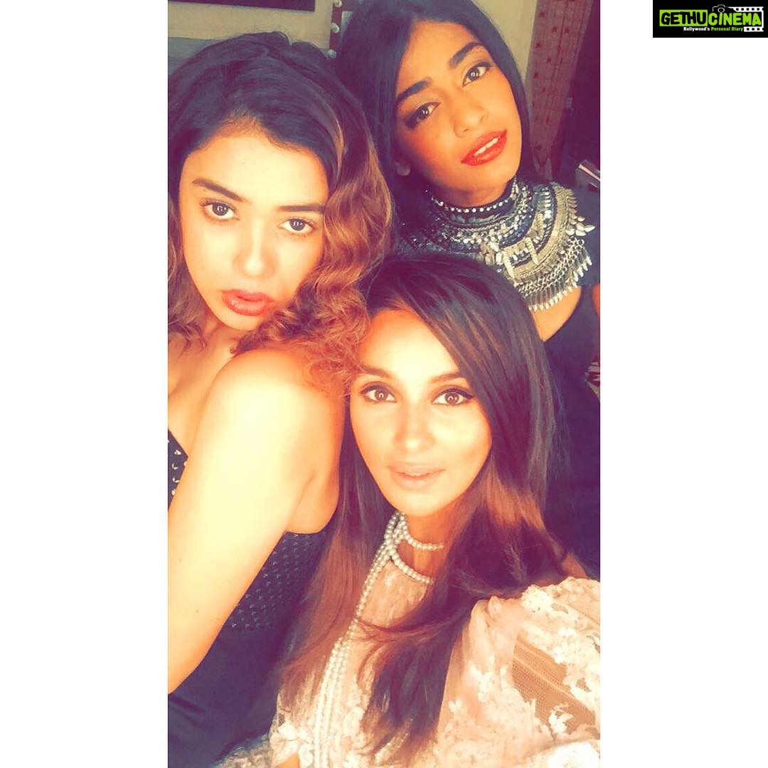 Shibani Dandekar Instagram - #bartender tonight @shalmiaow @iami_artist 🎹🎤🎼