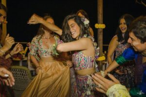 Shibani Dandekar Instagram - No better way to kick of the wedding than this! thank you @payalsinghal @nehalikotian I love you deep!
Outfit designed by @payalsinghal
styled by @khyatibusa
jewerly by @amrapalijewels
makeup @inherchair
hair @reenaduttahairstylist
assisted by @azima_toppo
decor by @thedramaqueen2012
catering @lekitchen_catering
photos by @sam_and_ekta