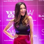 Shibani Dandekar Instagram - Who’s joining me in making boring gifts for men a thing of the past? #ScotchAsAGift is my favourite pick. #Black&White #Vat69 #BlackDog #SP