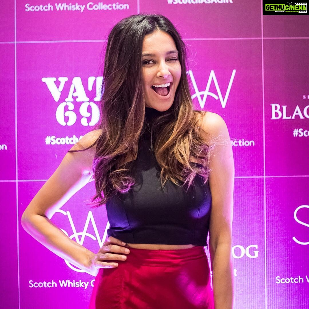 Shibani Dandekar Instagram - Who’s joining me in making boring gifts for men a thing of the past? #ScotchAsAGift is my favourite pick. #Black&White #Vat69 #BlackDog #SP