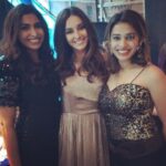 Shibani Dandekar Instagram – shared the stage last night with these lovely ladies @shalmiaow @anushamani ✌🏾️🎹🎤