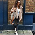 Shibani Dandekar Instagram - London life! a few of my favs: sweater by @anthropologie flannel shirt @urbanoutfitters jeans @topshop bag by @theburlappeople #highstreetfashion 🇬🇧✌🏾️photo credit @hardish
