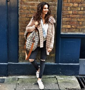 Shibani Dandekar Instagram - London life! a few of my favs: sweater by @anthropologie flannel shirt @urbanoutfitters jeans @topshop bag by @theburlappeople #highstreetfashion 🇬🇧✌🏾️photo credit @hardish