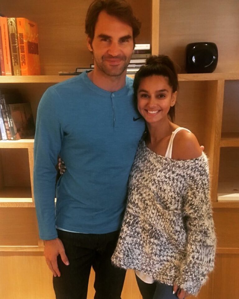 Shibani Dandekar Instagram - on my way to see this guy burn up the court! such a sweetheart! love him! #federer... Thanks to my wonderful baby sister @vjanusha for making this moment happen! ( she made me write the last part)... (she actually means it and wanted to write it anyway!) Anusha xoxo