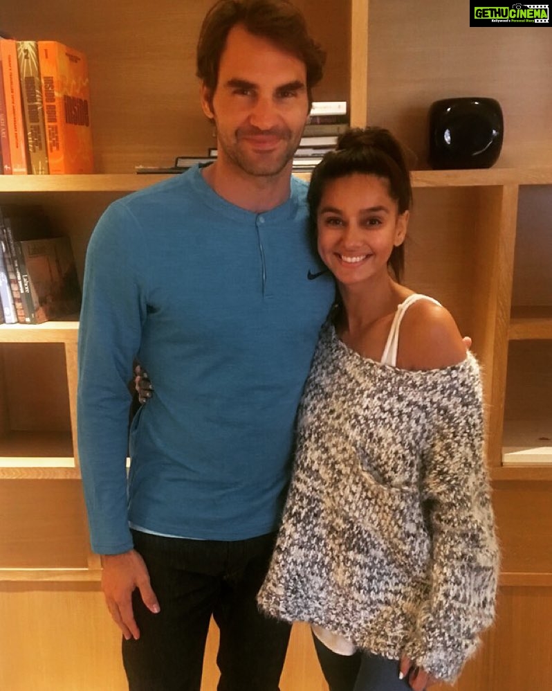 Shibani Dandekar Instagram - on my way to see this guy burn up the court! such a sweetheart! love him! #federer... Thanks to my wonderful baby sister @vjanusha for making this moment happen! ( she made me write the last part)... (she actually means it and wanted to write it anyway!) Anusha xoxo