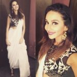 Shibani Dandekar Instagram - last night! hosting the AFC awards! wearing @babitamalkani jewels by @curiocottagejewelry styled by my lovely @rishika_devnani 🙌🏽