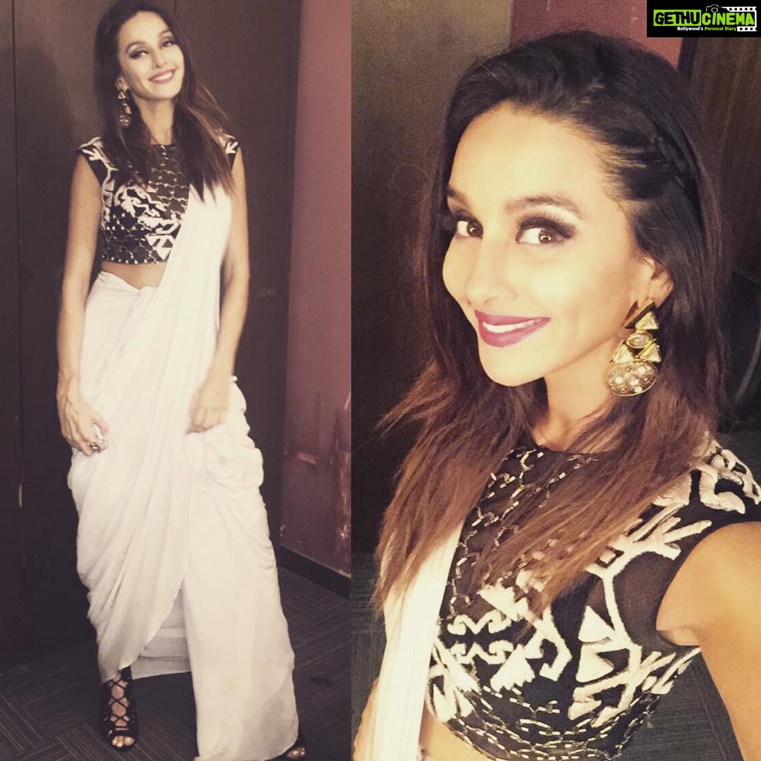 Shibani Dandekar Instagram - last night! hosting the AFC awards! wearing @babitamalkani jewels by @curiocottagejewelry styled by my lovely @rishika_devnani 🙌🏽