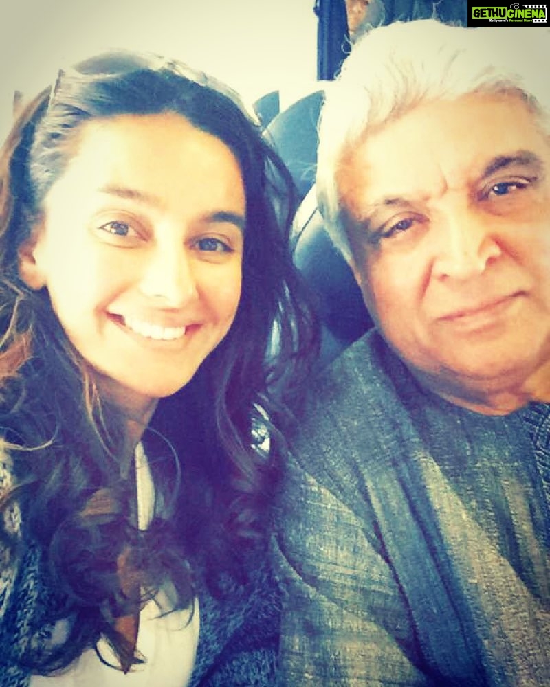 Shibani Dandekar Instagram - plane rides to Delhi with this lovely legend #JavedAkhtar ❤️