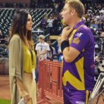 Shibani Dandekar Instagram - oh nothing just @shanewarne23 and I chillin and chatting by the boundary!✌🏾️ #cricketallstars #takemeback