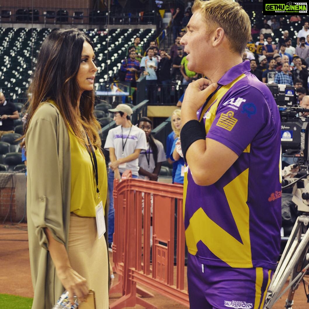 Shibani Dandekar Instagram - oh nothing just @shanewarne23 and I chillin and chatting by the boundary!✌🏾️ #cricketallstars #takemeback
