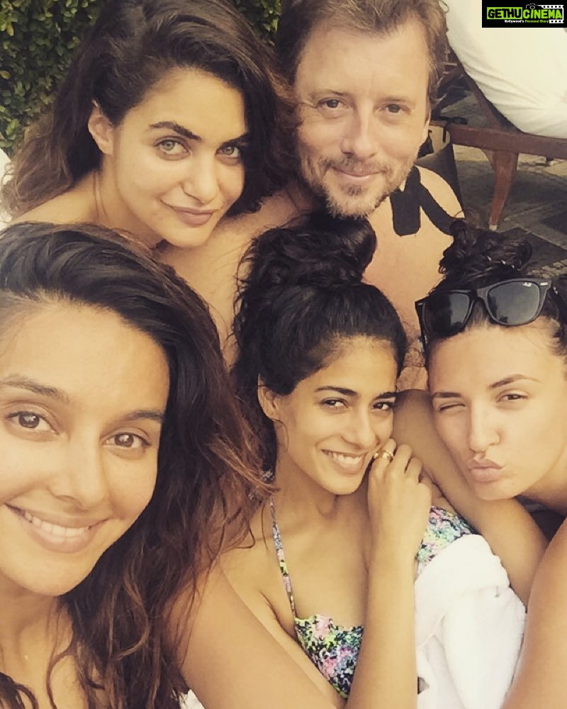 Shibani Dandekar Instagram - tan game strong! Sunday vibe with this lot @diva.dhawan @gabriellademetriades ✌🏾️