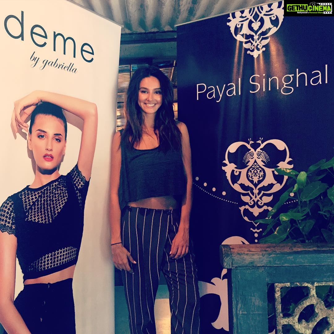 Shibani Dandekar Instagram - my ladies doing their thing today at Pali village cafe today! Shop from my favs @payalsinghal #PS @demebygabriella #demetakeover 🙌🏽 my pants by @lovebirdsdesigns also at PVC today!