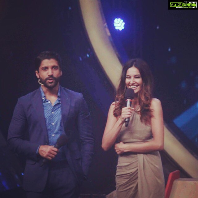 Shibani Dandekar Instagram - pretending to co host with this guy! #FarhanAkhtar #ICDT