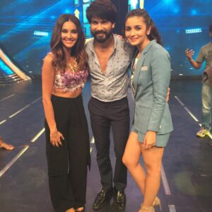 Shibani Dandekar Instagram - The #shaamshaandaar trio! Shahid and Alia promoting Shaandaar releasing 22nd October on the sets of #ICanDoThat starting 17th October! so blessed to be a part of both! #shaandaar can't wait!