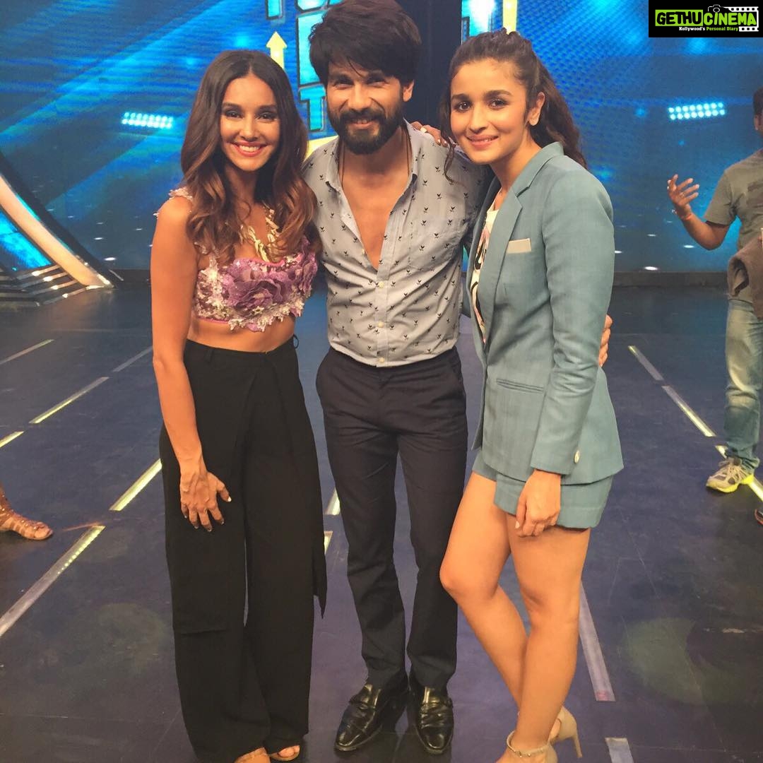 Shibani Dandekar Instagram - The #shaamshaandaar trio! Shahid and Alia promoting Shaandaar releasing 22nd October on the sets of #ICanDoThat starting 17th October! so blessed to be a part of both! #shaandaar can't wait!