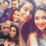 Shibani Dandekar Instagram – with this crazy bunch! been epic! @monicadogra @ehsaan @devsanyal @vishal.dadlani 💋