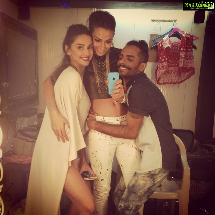 Shibani Dandekar Instagram - vanity van madness with these two fools! @monicadogra @eltonjfernandez ✌🏾️