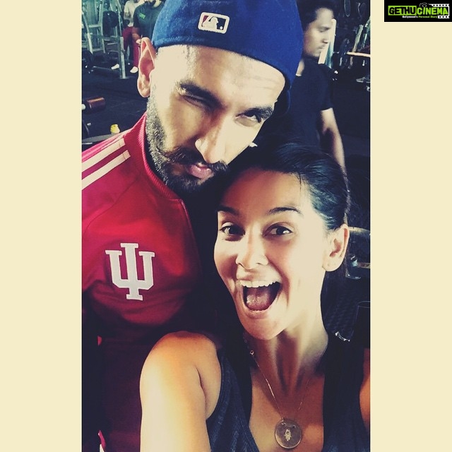 Shibani Dandekar Instagram - always madness in the gym with this guy 💪🏾😝 #ranveersingh @ranveersingh