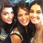 Shibani Dandekar Instagram - On set for the last day with @archanavijaya and our amazing manageeer @rachnac27 ❤️