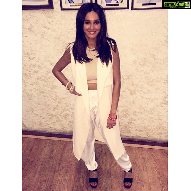 Shibani Dandekar Instagram - This happened last night!! ❤️❤️❤️ thank you to my fav @demebygabriella @gabriellademetriades for this! Accessories by @minerali_store styled by @chandnisareen