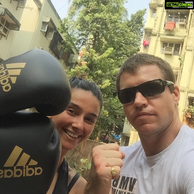 Shibani Dandekar Instagram - Another killer session with the boxing master @vmb_training 👊 this guy is brutal! Feel stronger everyday thanks to you V! #thehealthybrowngirl