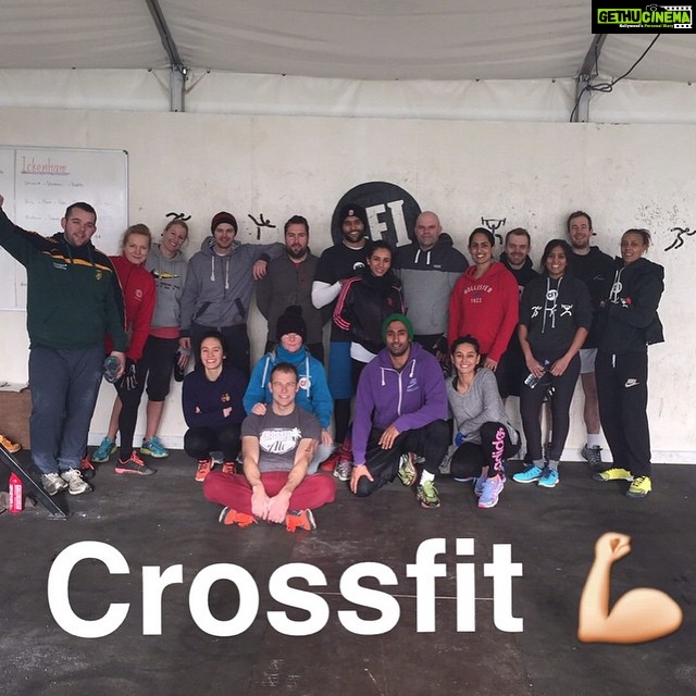 Shibani Dandekar Instagram - Smashed it today at crossfit! #eclm #thisistheyear 👊✌️💪 @aruns1 @boosclues thanks @benjidhillon1 for bugging us Til we did this! You are a star ❤️ #thehealthybrowngirl