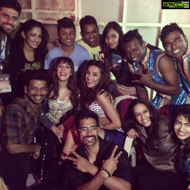Shibani Dandekar Instagram - To the crew who made it all happen tonight! Love my kids! #smashedit 👊