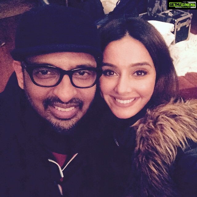 Shibani Dandekar Instagram - Look who decided to visit the #shaandaar set! @ashesinwind 😘