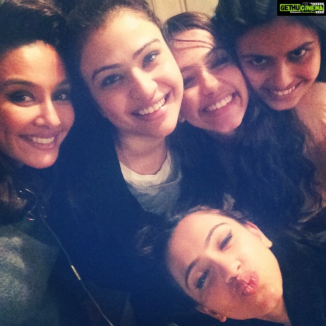 Shibani Dandekar Instagram - Wrap for the day and we still smiling! #nightshootinthefreezingcold #shaandaar @teenavincentvellara @tessa_vellara