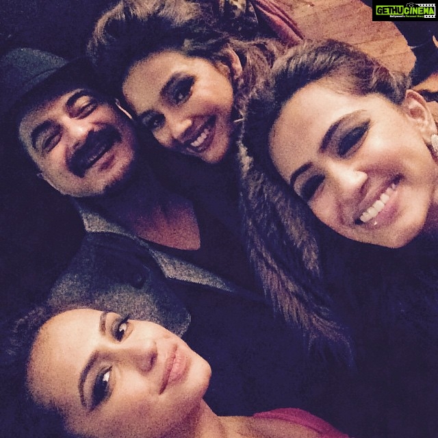 Shibani Dandekar Instagram - On set with Sanjay Kapoor @tessa_vellara @teenavincentvellara #shaandaar