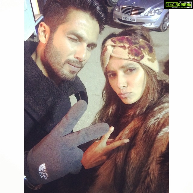 Shibani Dandekar Instagram - Powering through the night shoot with SK! 👊What a sweetheart #shaandaar #shahidkapoor