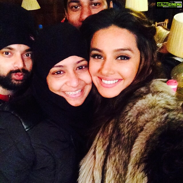Shibani Dandekar Instagram - With the makeup entourage and my hair gal resh mesh! ❤️you #shaandaar