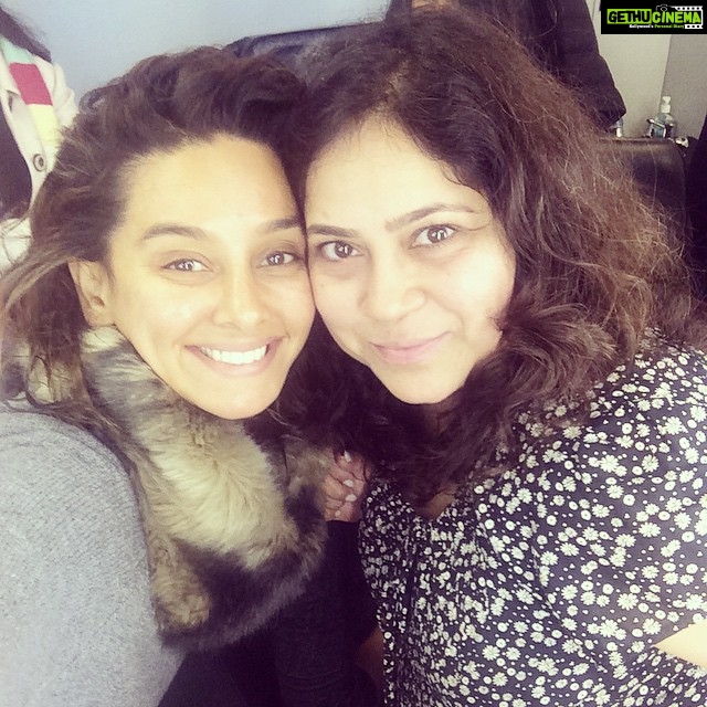 Shibani Dandekar Instagram - Hair and makeup time with amby 😘 #shaandaar