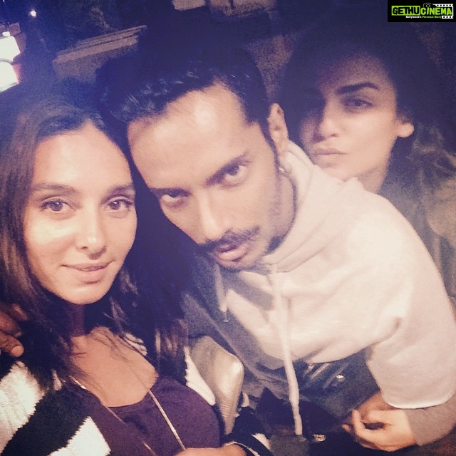 Shibani Dandekar Instagram - Movie night with my double G's wouldn't be the same without a selfie 😉 @eltonjfernandez @chandnisareen #glamgang
