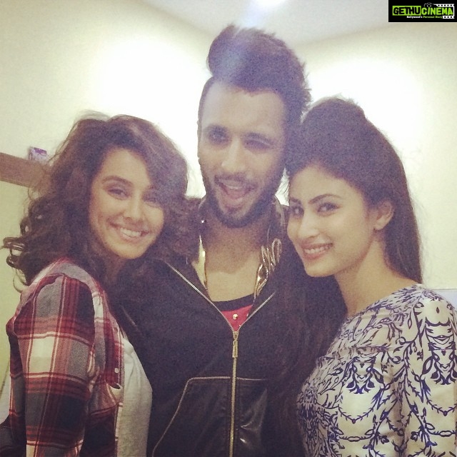 Shibani Dandekar Instagram - 9 hours left to vote for the winners of JDJ 😁 @punitjpathak @imouniroy MOU to 56882 come on people please vote!