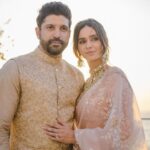 Shibani Dandekar Instagram - I love you @faroutakhtar Stunning sari by @anamikakhanna.in Styled with love @shaleenanathani assisted by my lovely @kajalpatil_04 gorgeous jewels by @birdhichand pictures I will treasure by @sam_and_ekta ⭐️