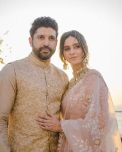 Shibani Dandekar Instagram - I love you @faroutakhtar 

Stunning sari by @anamikakhanna.in 
Styled with love @shaleenanathani 
assisted by my lovely @kajalpatil_04 
gorgeous jewels by @birdhichand 

pictures I will treasure by @sam_and_ekta ⭐️