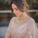 Shibani Dandekar Instagram - I do ⭐️ @faroutakhtar My beautiful wedding sari which I will treasure always by @anamikakhanna.in styled with so much love by @shaleenanathani assisted by my lovely @kajalpatil_04 gorgeous jewels by @birdhichand the best photos by my favs @sam_and_ekta