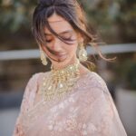 Shibani Dandekar Instagram – I do ⭐️ @faroutakhtar 

My beautiful wedding sari which I will treasure always by @anamikakhanna.in 

styled with so much love by @shaleenanathani 
assisted by my lovely @kajalpatil_04 
gorgeous jewels by @birdhichand 

the best photos by my favs @sam_and_ekta