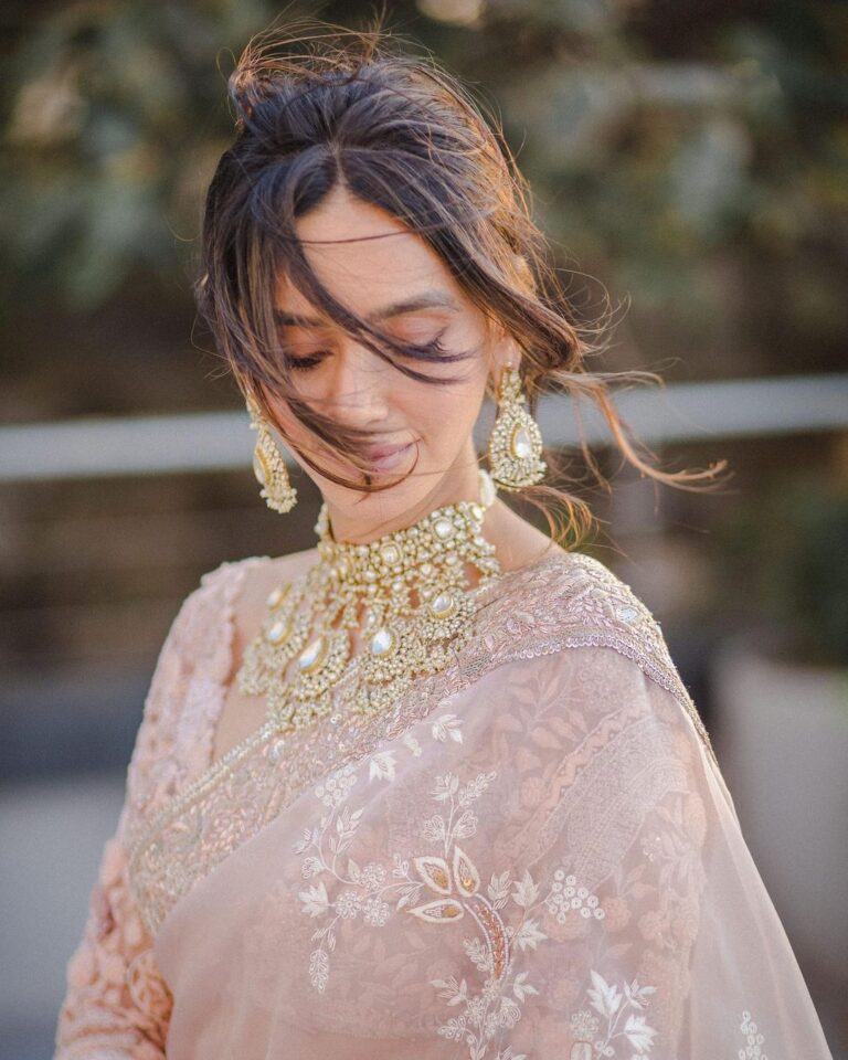 Shibani Dandekar Instagram - I do ⭐️ @faroutakhtar My beautiful wedding sari which I will treasure always by @anamikakhanna.in styled with so much love by @shaleenanathani assisted by my lovely @kajalpatil_04 gorgeous jewels by @birdhichand the best photos by my favs @sam_and_ekta