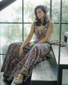 Shibani Dandekar Instagram - ‘Let’s get you married’ they said @payalsinghal @nehalikotian 

This stunning outfit by @payalsinghal 
styled by @khyatibusa 

makeup @inherchair 
hair @reenaduttahairstylist 
assisted by @azima_toppo 

decor @thedramaqueen2012 
photos by @sam_and_ekta